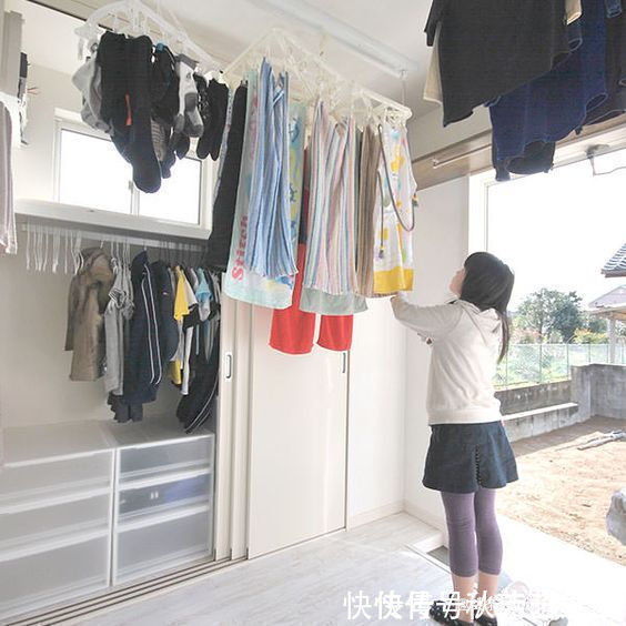 晾衣杆|国内阳台晒满衣服,家里来人太尴尬!不如学国外隔个洗衣房,好用