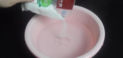 在梳子上涂抹牙膏，作用真厉害，我也是刚知道，快回家试一试