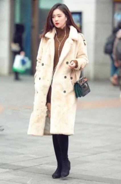 街拍:语笑嫣然的小姐姐,一身简约的穿搭,尽显清纯女神范