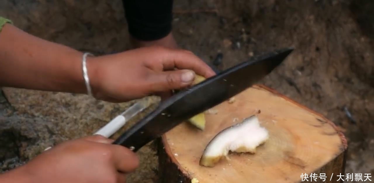 尼泊尔|尼泊尔山区农村建房子,主人砍五斤黑猪肉,红烧猪肉招待帮忙的