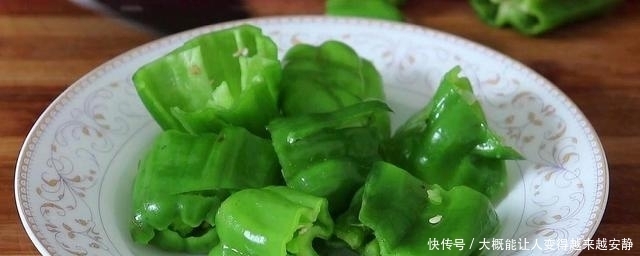 青椒这做法太好吃了,擀面杖一压,比吃肉过瘾,出锅就抢吃光