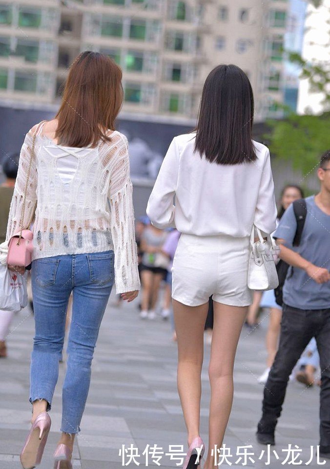 破洞款的针织衫,呈现女性优雅淑女的气质