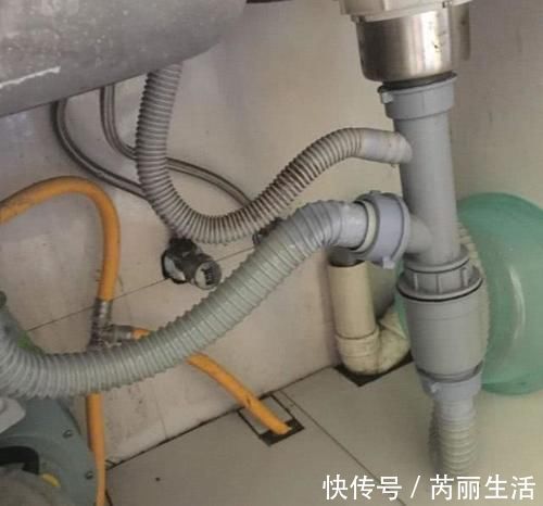 管道|下水道被油污堵住，不要用热水冲，用1个小妙招几分钟就恢复通畅