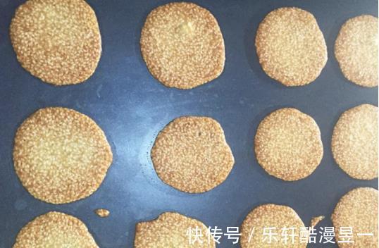 色拉油|不加黄油的饼干好吃吗自制芝麻薄脆，十分钟搞定一整盘！