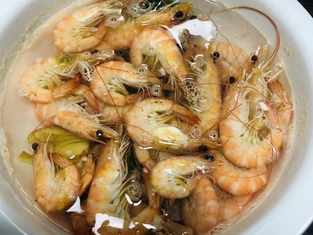补充营养|白灼虾，用这做法8分钟就完事，虾肉紧实Q弹，一点腥味也没有