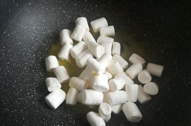 它是新网红饼干,10分钟做好,咬一口咯吱脆,比雪花酥还好吃