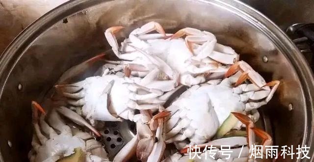 蒸螃蟹，冷水蒸还是热水蒸掌握这3点螃蟹鲜甜不腥还不掉腿！