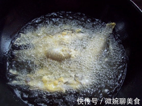 炖鱼汤|炖鱼汤时,先加水还是先煎鱼很多人都弄错,难怪鱼肉腥柴难吃!