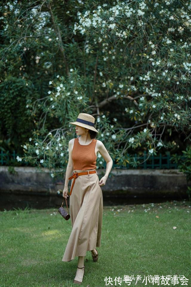 轻奢风 女人过了40岁尽量不要穿T恤配阔腿裤,学三木妈妈这样穿,真气质