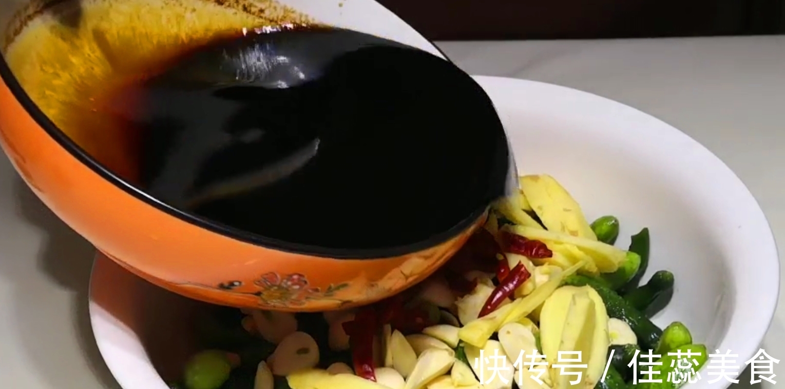 腌黄瓜好吃有秘诀，一天就能吃，香脆爽口又开胃，比吃肉还过瘾