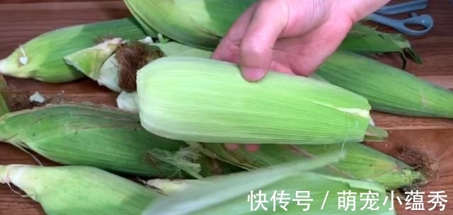 煮玉米时一定不要只用清水,水里加点“它”,香甜软糯,太香了