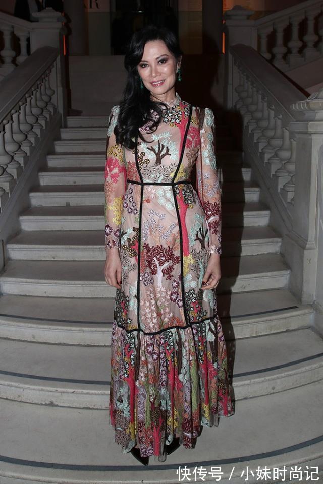 名媛裙|邓文迪虽然脸上有皱纹了,也不影响魅力的展现,穿搭得体又吸睛