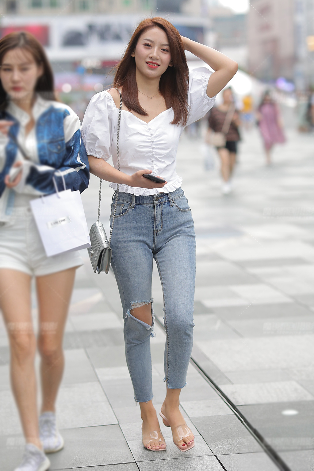 破洞牛仔裤|初秋清雅的穿搭,白色泡泡袖衫配破洞牛仔裤,个性清新又恬静