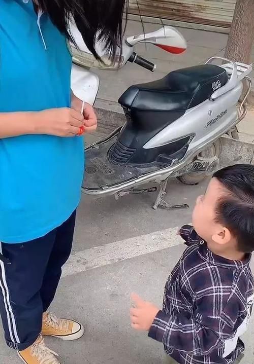 骑士|心碎现场!弟弟校门口骑士跪迎姐姐却被忽略,家长:姐姐太害羞