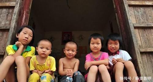 13岁男孩已是5个孩子的“爸”,常躲树下偷偷哭,原因让人心酸