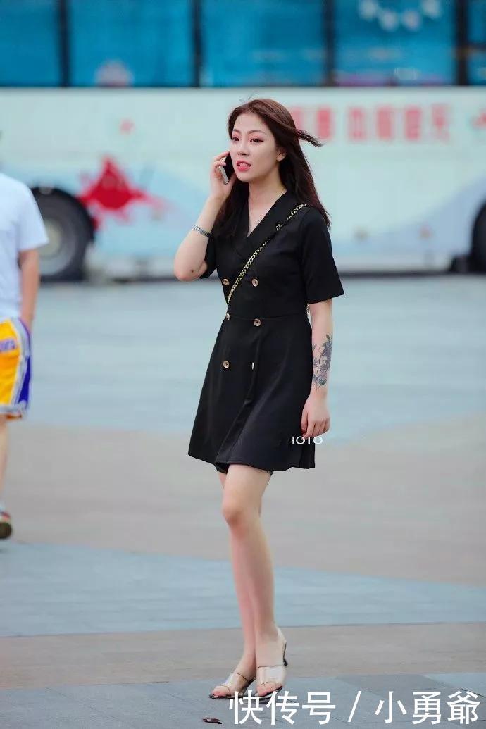 小姐姐脚上搭配一双透明元素的高跟半拖鞋，美的无懈可击