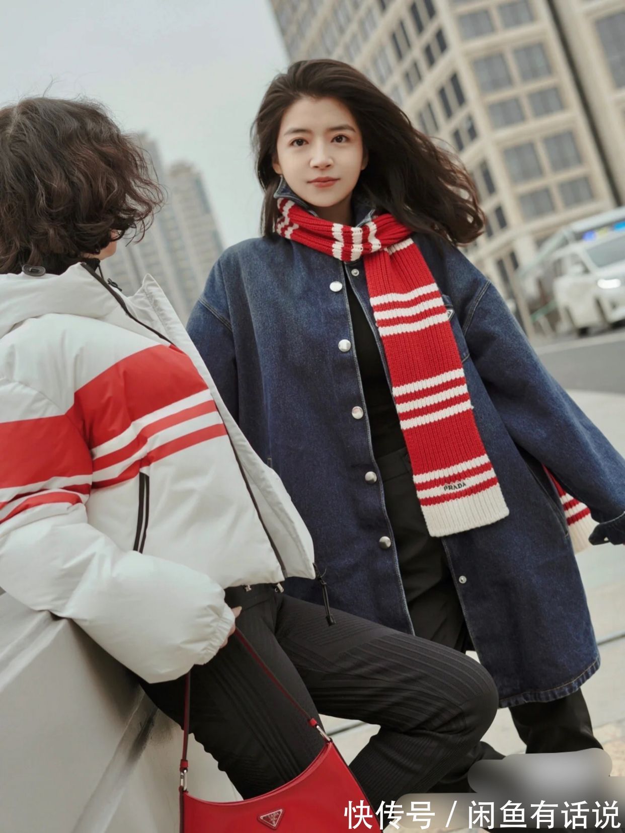 羽绒服|三木妈妈终于不穿大衣,穿“蓬蓬服”配小脚裤,还烫卷发好显年轻