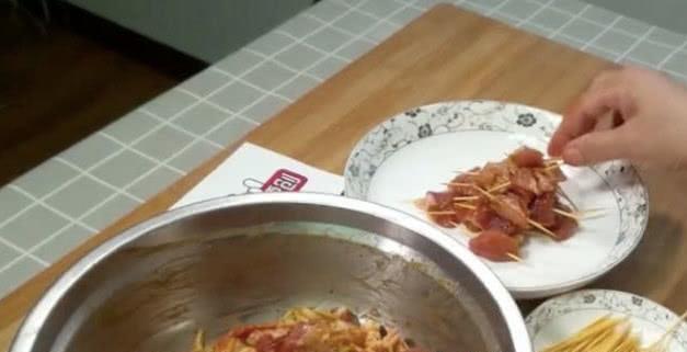 牙签肉在家就能做，半个小时就完成，掌握小技巧，小白秒变大厨