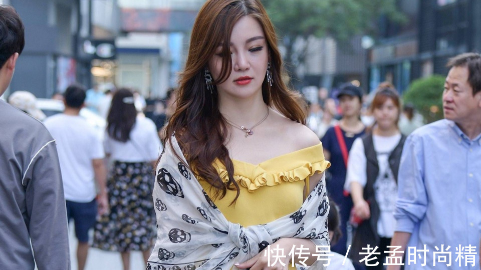 连衣裙|街拍: 连衣裙加一块披巾, 美女是这样的妩媚而嫣润