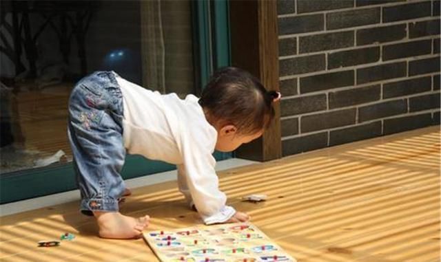 宝宝没到这个月龄最好不要坐婴儿车,脊椎可能会受伤,父母别大意