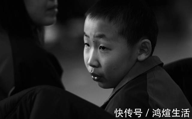 幼儿园|4岁男孩在幼儿园沉默孤僻，看起来自闭严重，孩子反而自得其乐