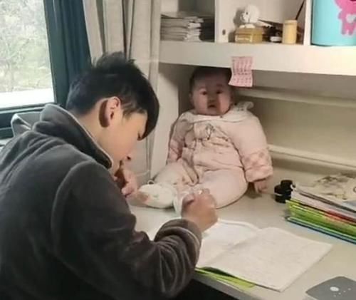 妹妹|“超粘人哥哥”走红,写作业将妹妹放书桌旮旯,妹妹乖巧似洋娃娃