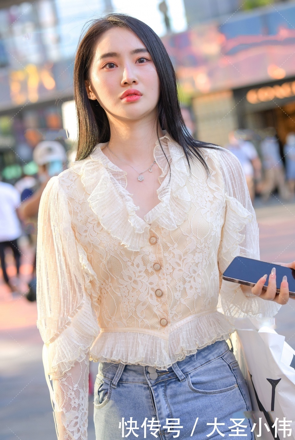 美女街拍:非常迷人的气质美女,身材很不错,穿着漂亮的衣服去逛街很有自信