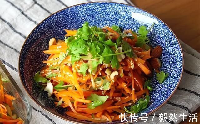 2根胡萝卜，1根黄瓜，不炒也不蒸，这样简单一拌，给肉也不换