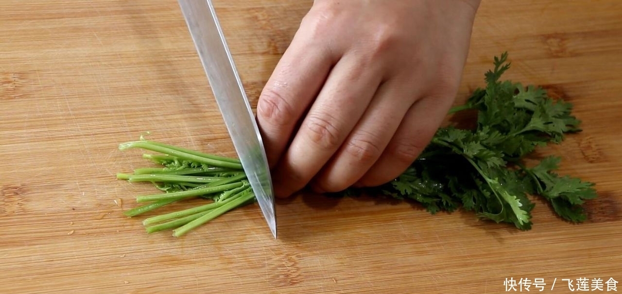 凉拌鸡胗别直接焯水，先卤后拌更入味，脆嫩爽口，下饭又下酒