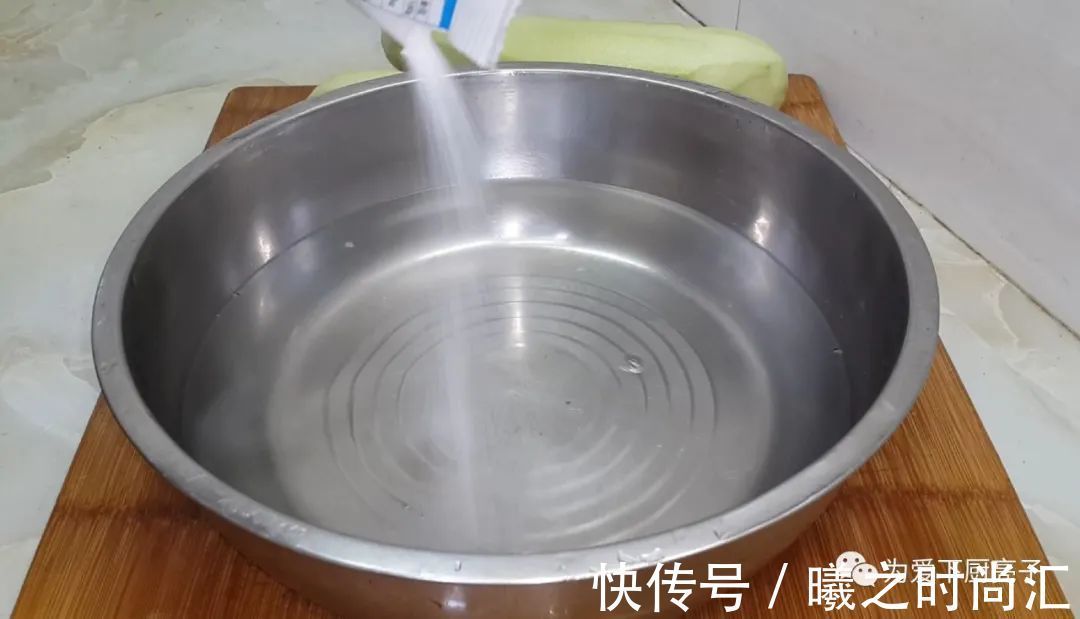 茄子|米饭怎么做才好吃吗,锅里一焖,既有菜又有饭,上桌全家都抢着吃