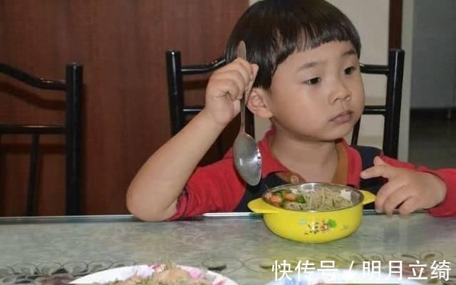家长|家长整天喂孩子吃3种饭,让娃一年没长个,医生伤脾胃影响发育