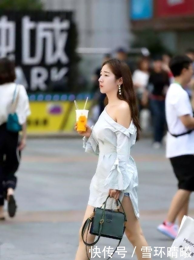 吊带裙|街拍小姐姐灰色吊带裙,走在路上散发着那优雅的女人味