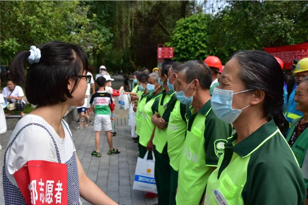 机械化|持续高温成都关爱环卫工人 加大机械化作业力度