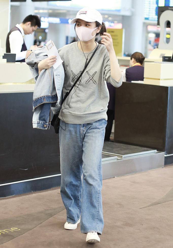 卫衣 26岁春夏低调走机场,卫衣搭配直筒裤简约又休闲,这帽子太有个性
