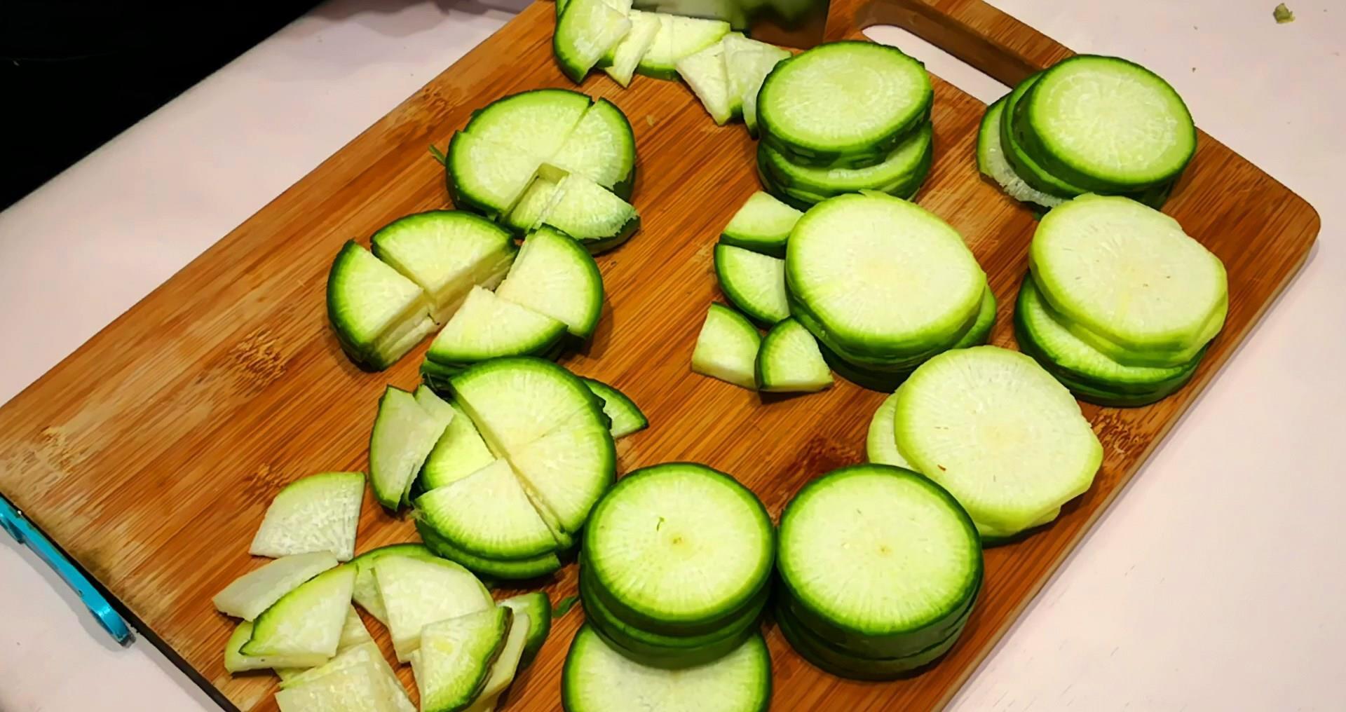 萝卜火热上市,究竟是白萝卜还是青萝卜好?看后别再瞎买了