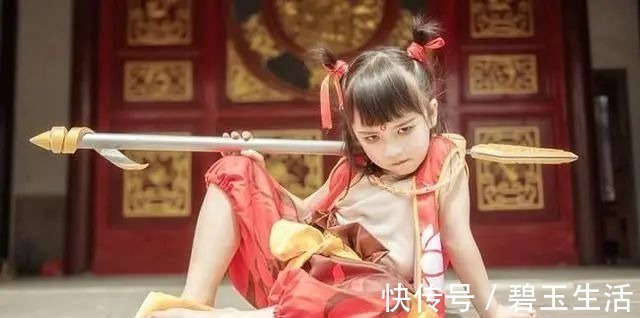 学习成绩|7岁男孩模仿“哪吒”火了,经典动作惹网友惊呼魔童降世