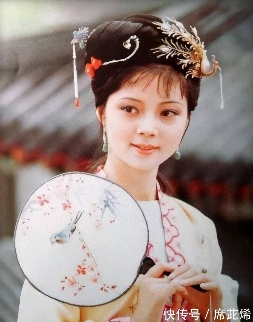 贾琏!薛宝钗的生日是哪天?为何王熙凤说二十一,探春却说是八月初三