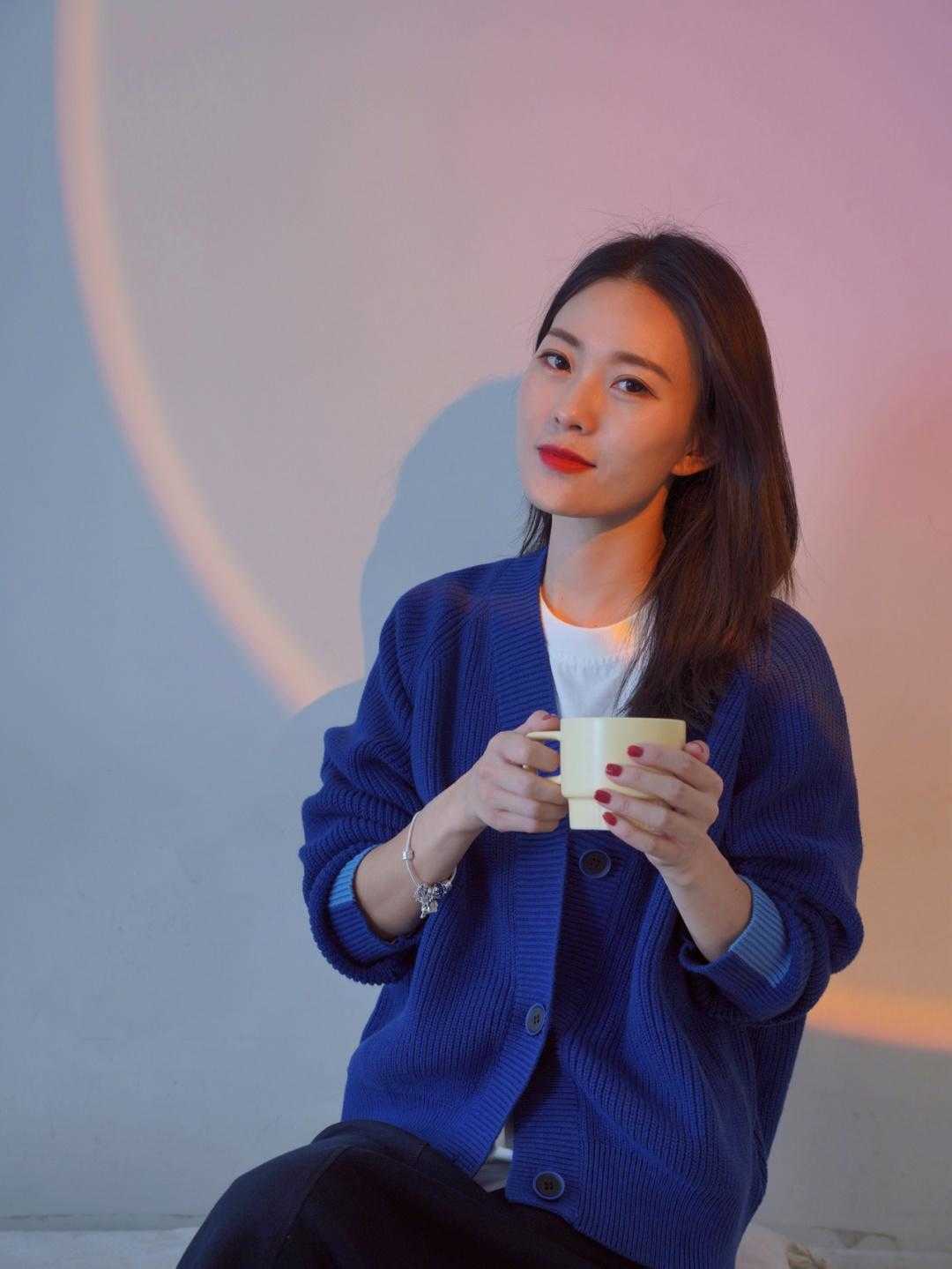 针织开衫 克莱因蓝不好配色?黑白红是标配,棕色米灰也可以“炒”一下CP