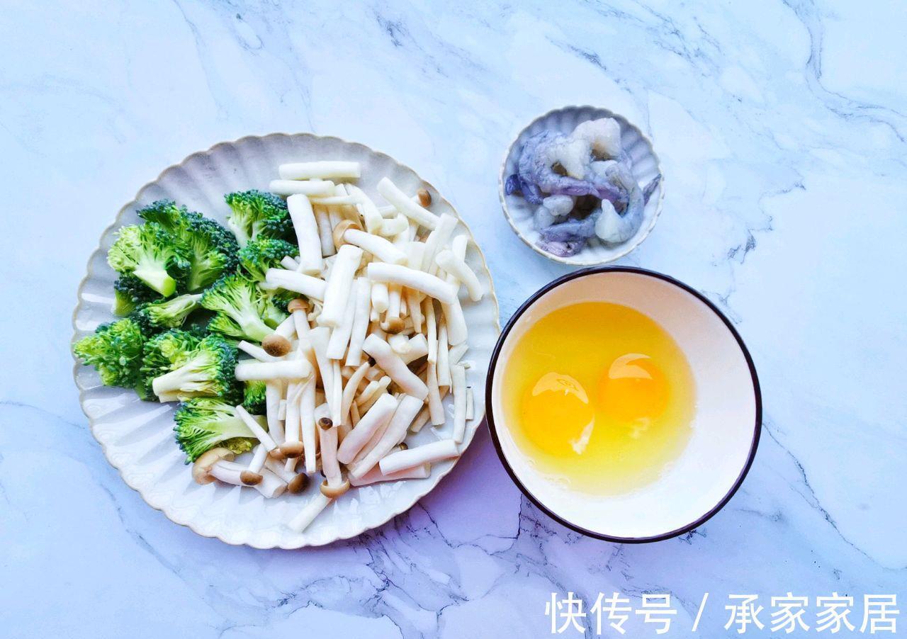 水淀粉|秋天多给家人喝虾仁菇菌汤，营养丰富，做法简单，鲜美可口