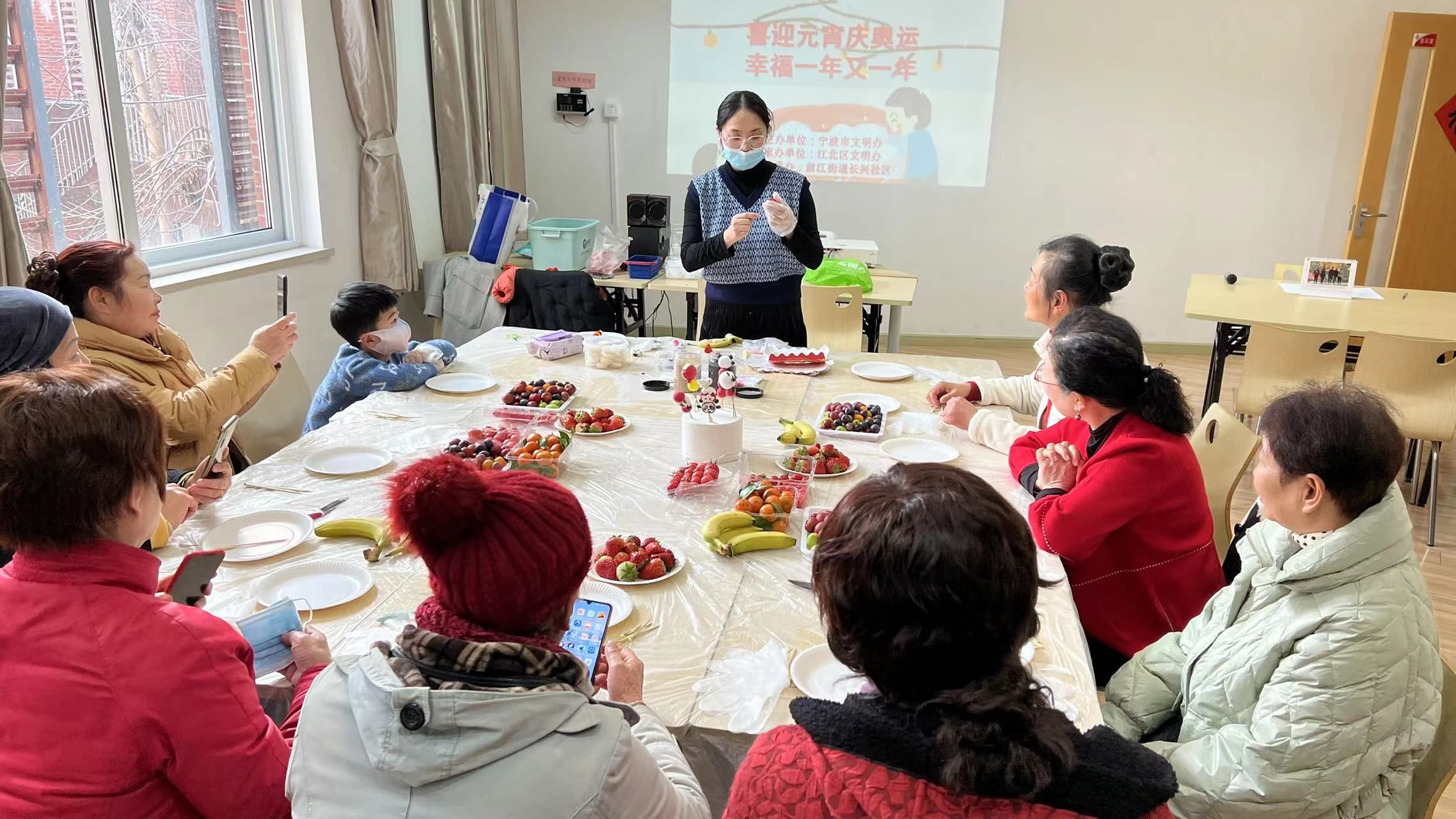 居民们|巧手制冰糖葫芦 欢欢喜喜闹元宵