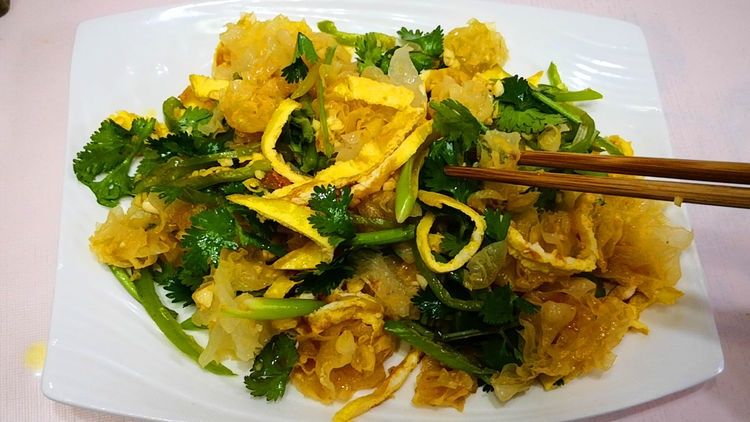 银耳别只炒着吃，加2个鸡蛋教你新吃法，8分钟上桌，待客也有面子