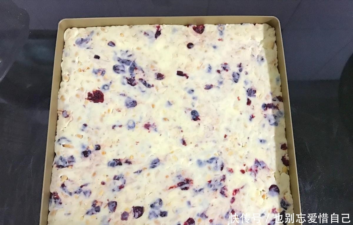 儿子爱吃牛轧糖不用花钱买,自己在家就能做,简单好做无添加