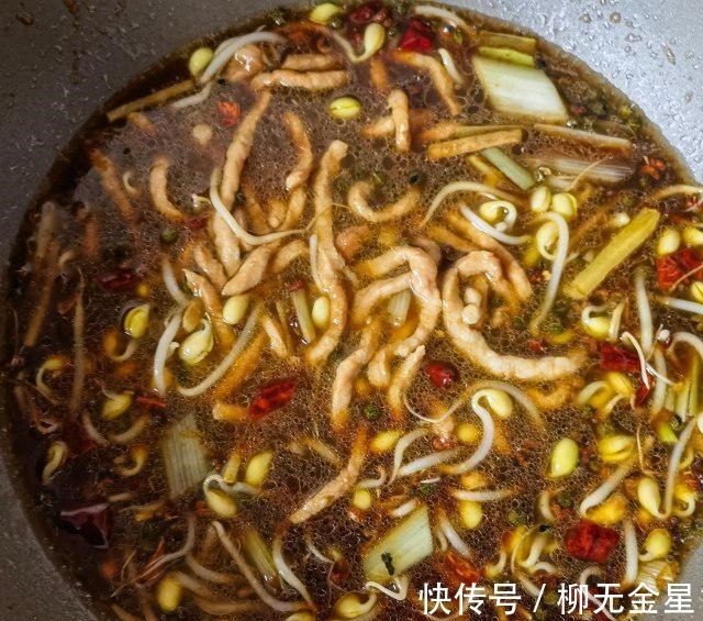 芹菜|芹菜肉丝蒸卤面，肉丝香嫩，芹菜色泽漂亮！