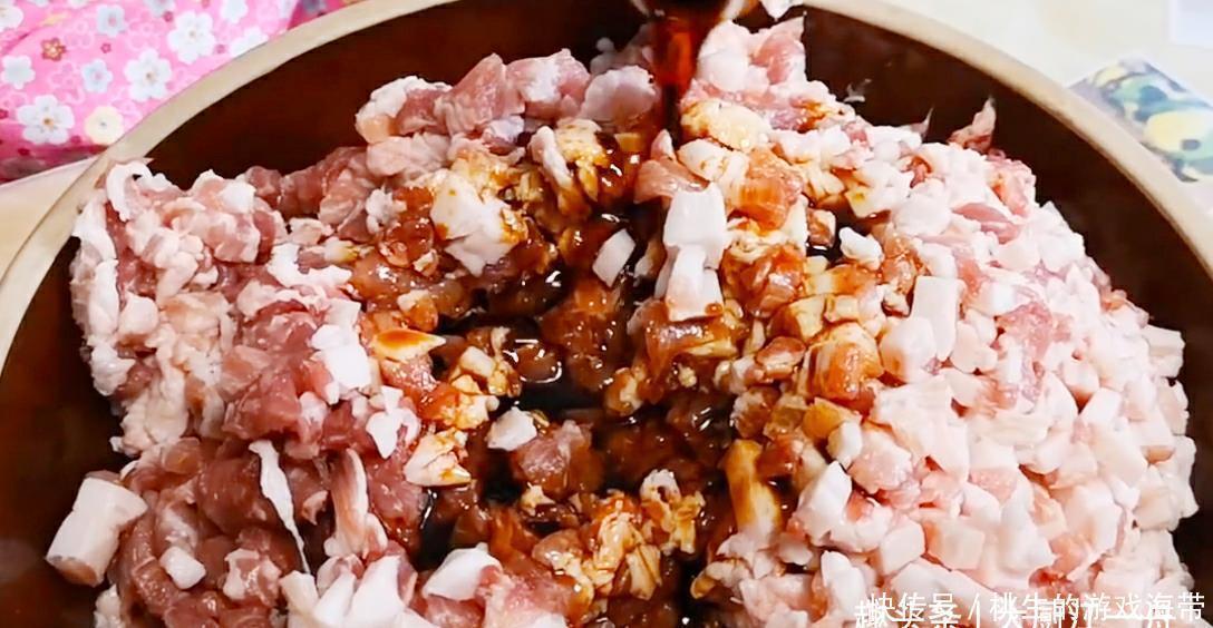 想吃灌香肠的要收藏,教你秘制做法,一次做10斤,香肠鲜香又入味