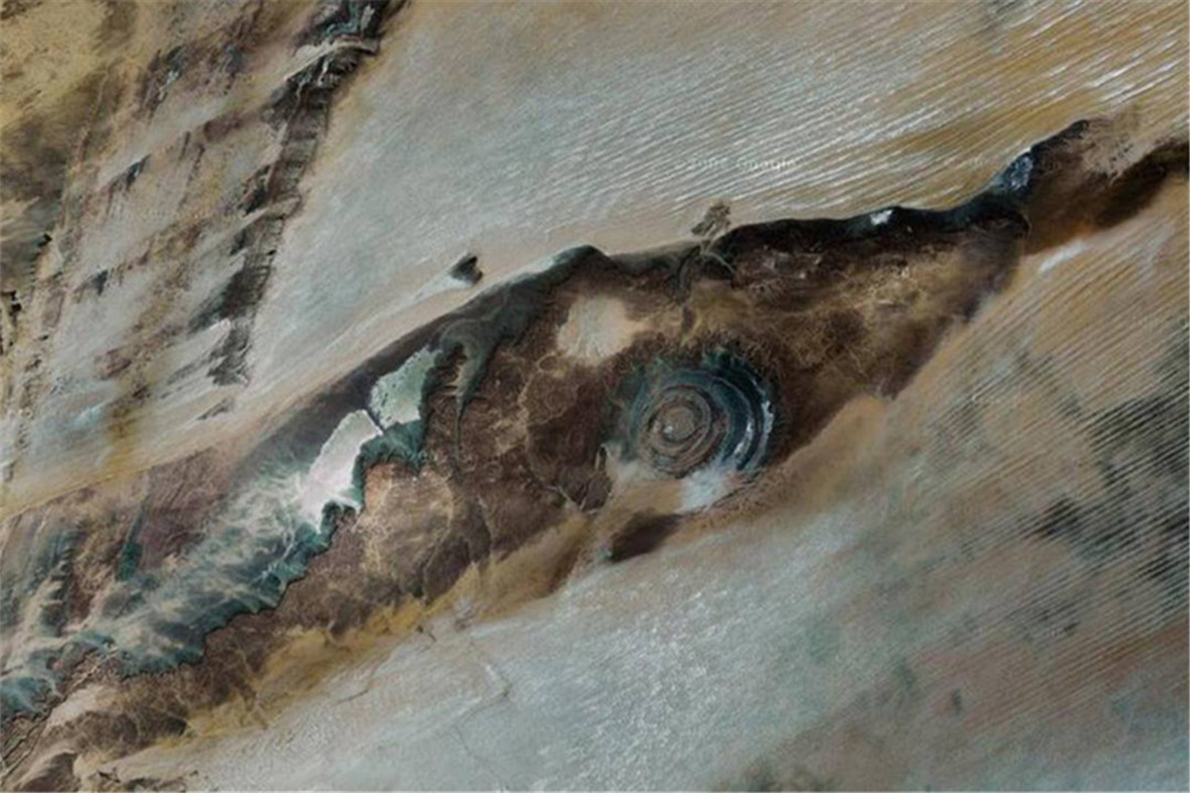 一只凝视宇宙的“巨眼”，直径达48公里，是怎样形成的