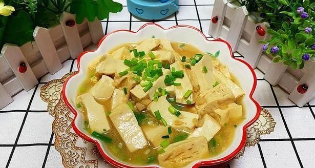 入味|小葱焖豆腐简单又快捷的做法,鲜嫩入味又下饭,给肉都不换