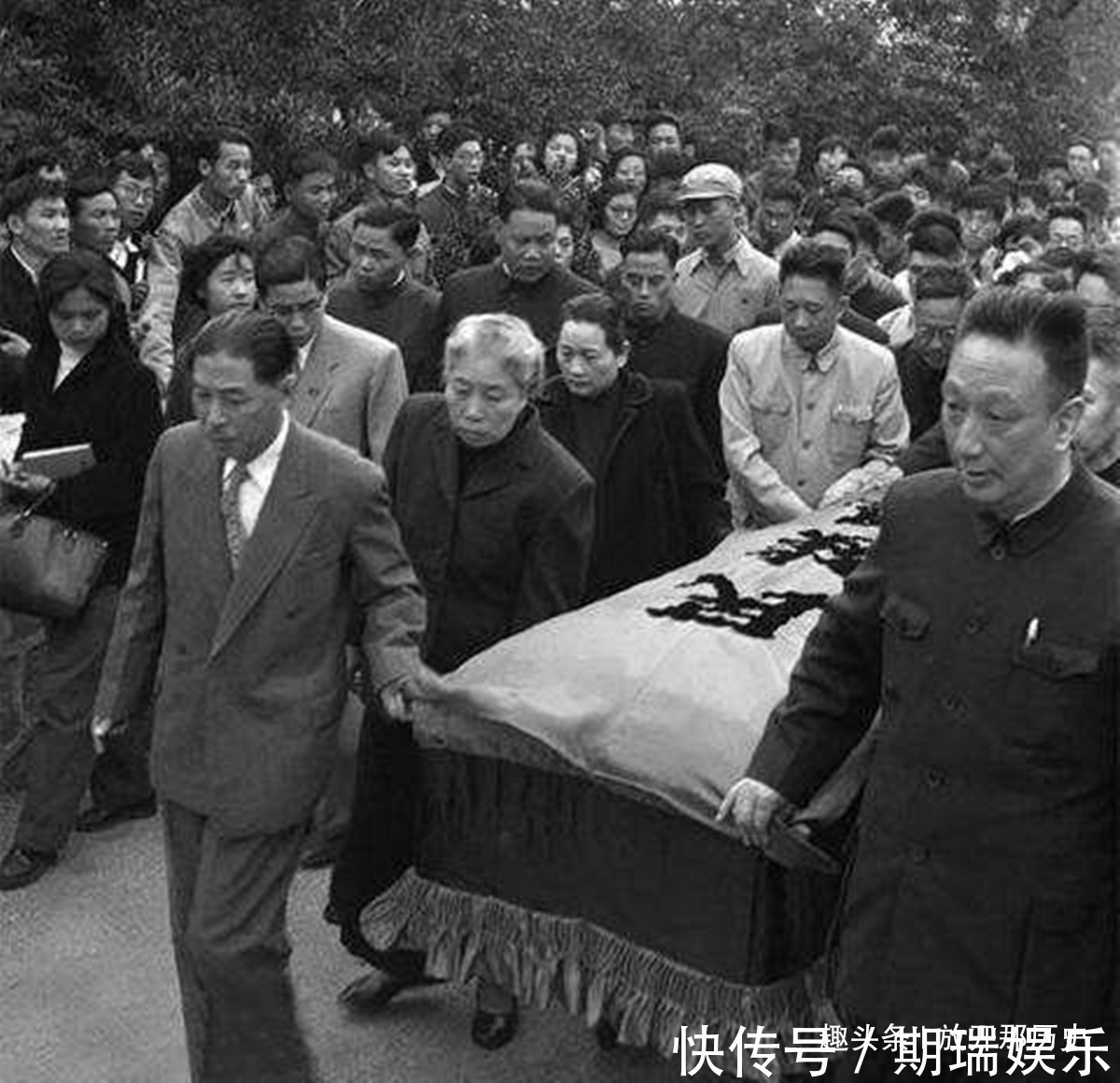周令飞@鲁迅先生葬礼有多盛大巴金抬棺五千人吊唁,独子曾是广电干部