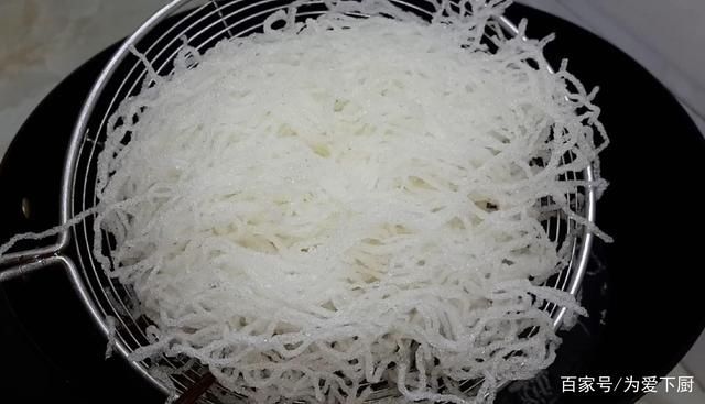 油条不要直接油炸了，锅里一炒，做出特色小零食，出锅孩子都爱吃