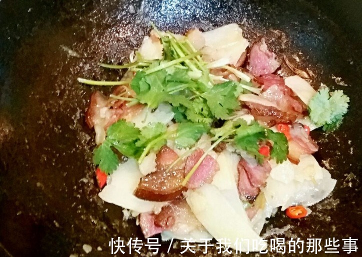 炒腊肉，不能直接切了就炒，想要软嫩鲜香不油腻，关键2步不能少
