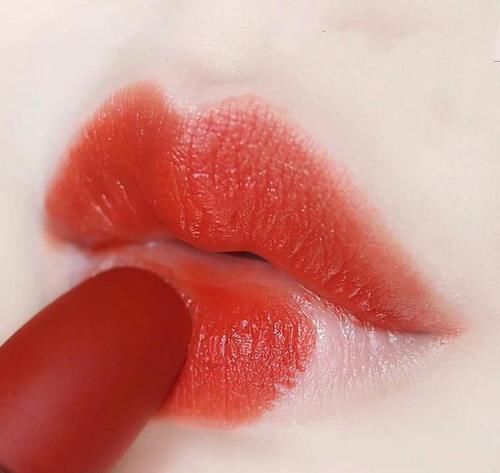 杏仁奶茶色|唇色深的女生,这几只热门色号别涂,色差严重还容易显黑!